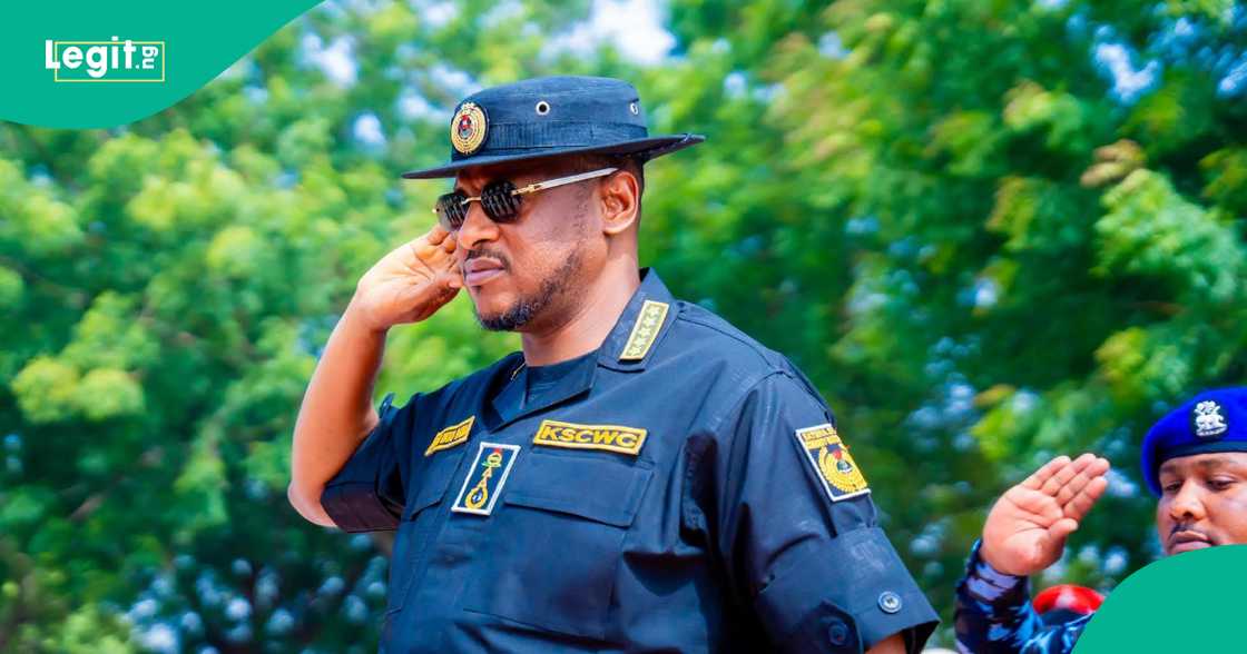 Gwamnan Katsina sanya da kayan dakarun C-Watch. Gwamnan Katsina sanya da kayan dakarun C-Watch.